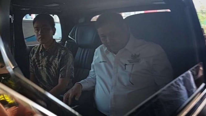 Menteri Koordinator Bidang Perekonomian Airlangga Hartarto dan Wali Kota Solo Gibran Rakabuming Raka Indonesia Industrial Summit 2023 di kampus Universitas Sebelas Maret (UNS) Solo, Jawa Tengah, Selasa, 29 Agustus 2023.