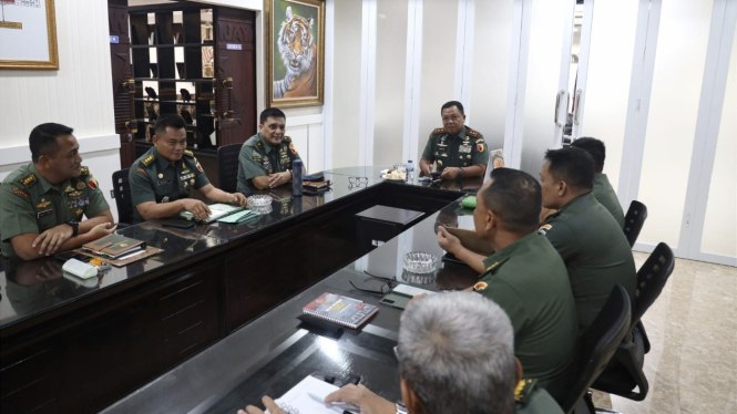 VIVA Militer: Pangdam V/Brawijaya Mayjen TNI Farid Makruf memimpin rapat jajaran