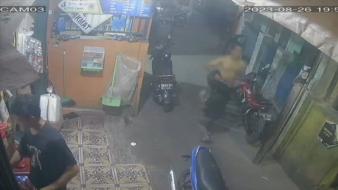 Video cctv yang merekam pelaku pembunuhan pasutri di Tebet, Jakarta Selatan.