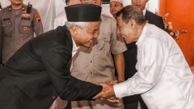 Bakal capres PDIP Ganjar Pranowo (kiri) bersama pemimpin tertinggi Forum Sufi Sedunia Habib Lutfi (kanan) pada pembukaan acara WSF 2023 di Pekalongan, Jawa Tengah, Selasa, 29 Agustus 2023.