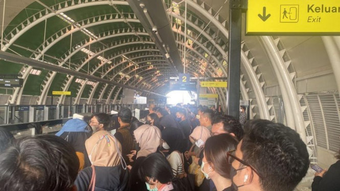 Penumpukan penumpang LRT di Cikunir, Bekasi imbas gangguan.