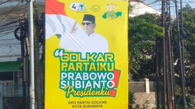 Salah satu alat peraga berupa baliho berukuran besar berisi materi Golkar Partaiku, Prabowo Subianto Presidenku menghiasi jalanan di Kota Surabaya, Rabu, 30 Agustus 2023.