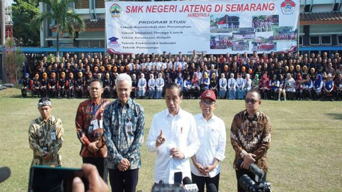 Presiden Jokowi didampingi Ganjar Pranowo mengunjungi SMKN Jateng