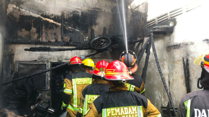 Damkar Padamkan Api Akibat Kebakaran Rumah di Kota Medan. Pemiliknya Meninggal