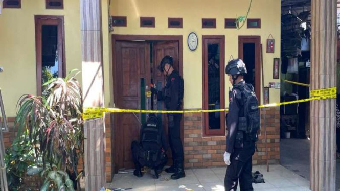 Rumah di Pasuruan, Jawa Timur dilempar bom bodet.