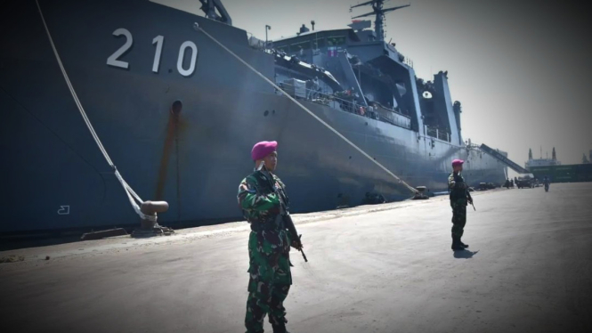 VIVA Militer: Pasukan hantu laut Marinir di dekat kapal perang Singapura.