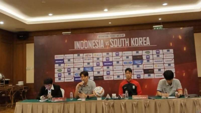 Pelatih Timnas Korea Selatan U-17 Byun Sung-hwan (kedua dari kiri) 