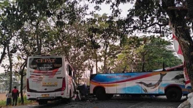 Bus Sugeng Rahayu dengan Bus Eka Tabrakan di Jalan Lintas Ngawi-Madiun