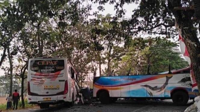 Kecelakaan Maut Bus Sugeng Rahayu Dan Eka Polda Data Sementara 3 Tewas 15 Luka 3973