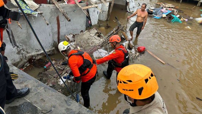 Basarnas mencari satu korban yang belum ditemukan akibat rumah ambruk di Kapuas