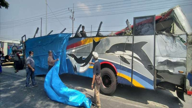 Kondisi bus Eka dan Sugeng Rahayu yang adu banteng di Ngawi