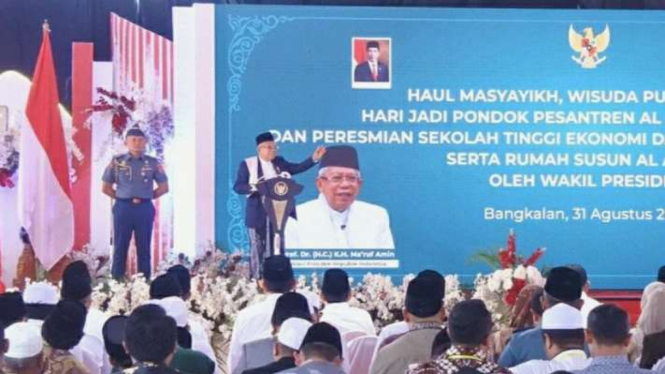Wakil Presiden Maruf Amin memberikan pengarahan dalam Haul Masyayikh, Wisuda Purna Siswa, dan Hari Jadi ke-28 Pondok Pesantren Al-Anwar di Bangkalan, Pulau Madura, Jawa Timur, Kamis, 31 Agustus 2023.