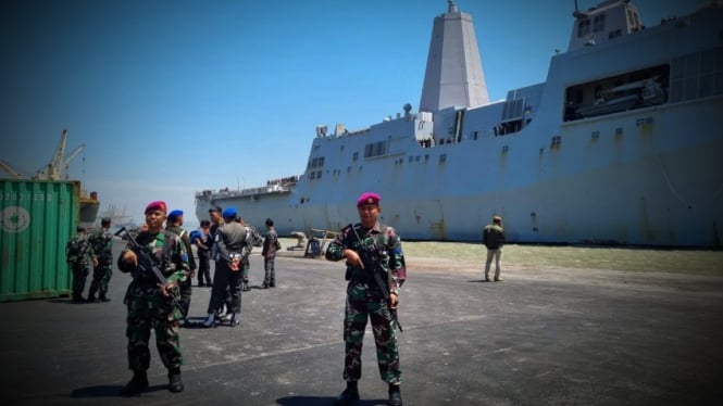 VIVA Militer: Pasukan Marinir TNI jaga Kapal Perang Amerika USS Green Bay.