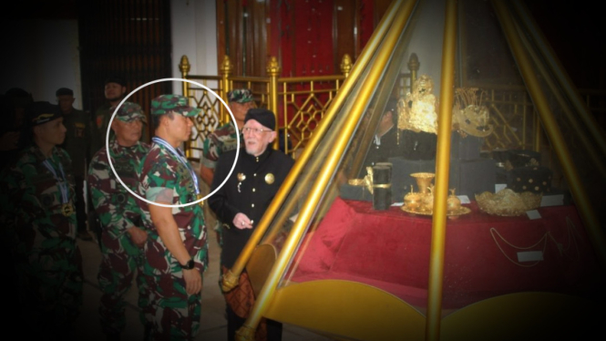 VIVA Militer: Kolonel Inf Asep Sukarna di depan Mahkota Binokasih.