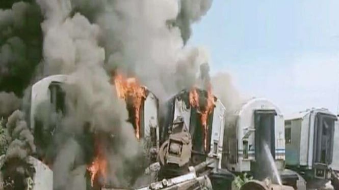 Sejumlah gerbong kereta api bekas di Purwakarta terbakar.