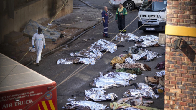 Mayat-mayat korban kebakaran di sebuah gedung di kota Johannesburg, Afrika Selatan.