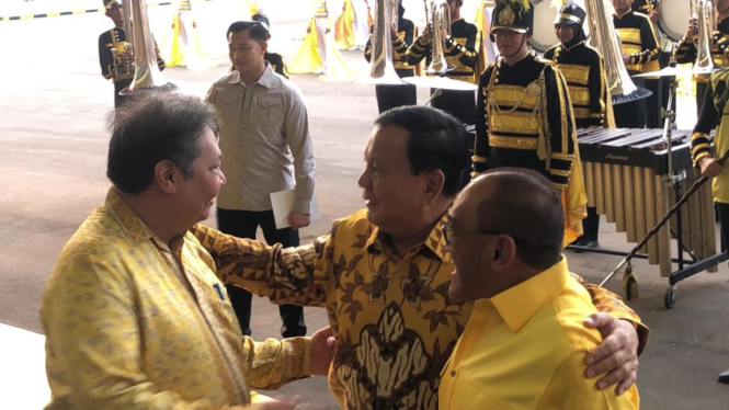 Prabowo Subianto disambut Airlangga Hartarto dan ARB saat tiba di DPP Golkar