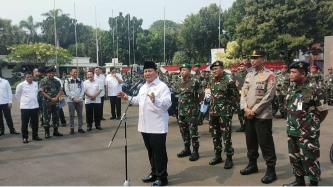 VIVA Militer: Prabowo serahkan motor listrik untuk operasional TNI-Polri