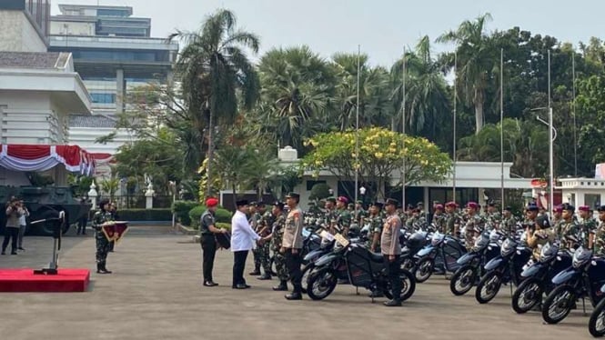  Menhan RI Prabowo Subianto menyerahkan motor listrik ke TNI dan Polri