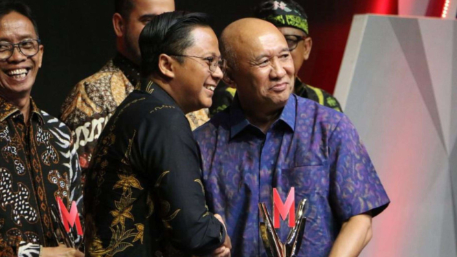 Arief Mulyadi Direktur Utama PNM saat terima penghargaan