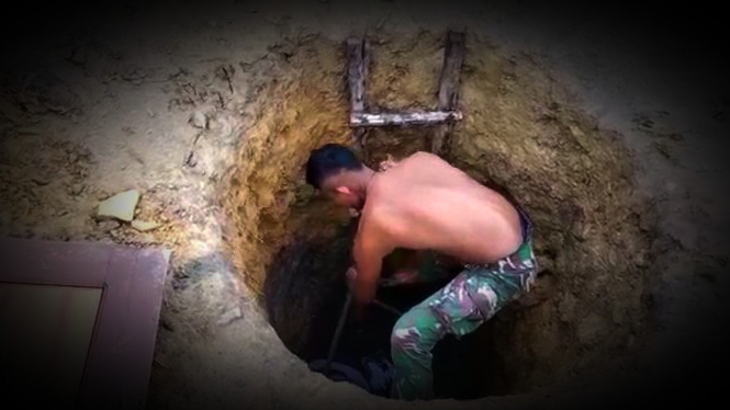 VIVA Militer: Prajurit Pasukan Tengkorak Kostrad di dalam lubang sumur.