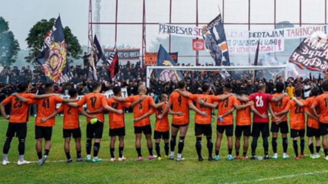 Campo de treinamento Yakmania Geruduk na frente contra o Persib