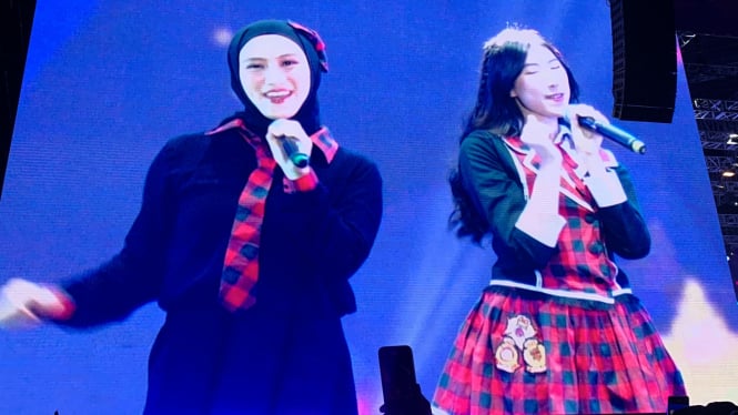 JKT48 Generasi 1 di panggung Synchronize Fest.