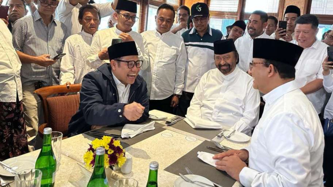 Bakal capres-cawapres Anies Baswedan-Cak Imin tiba di Hotel Majapahit, Surabaya