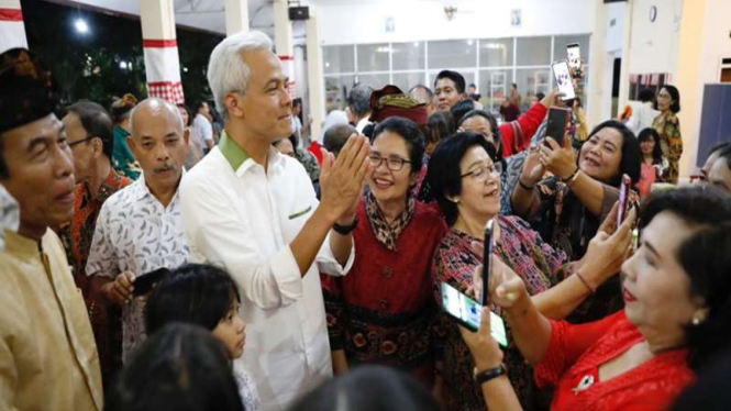 Gubernur Jawa Tengah Ganjar Pranowo (baju putih)