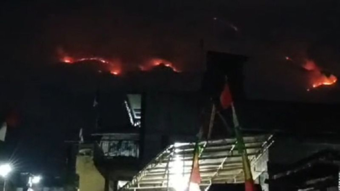 Kebakaran hutan dan lahan (karhutla) di kawasan jalur pendakian Gunung Sumbing.