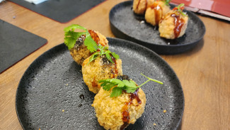 Bola Nasi Paduan Salmon-Tuna Mozarella Bikin Ngiler, Mungil Tapi Bikin Kenyang!