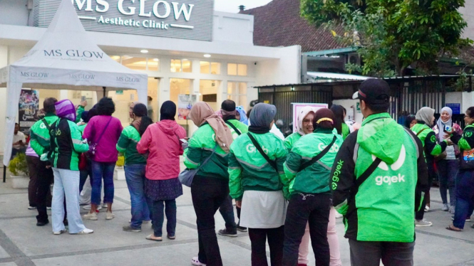 Ratusan Ojol di Malang mendapat perawatan kesehatan kulit gratis.