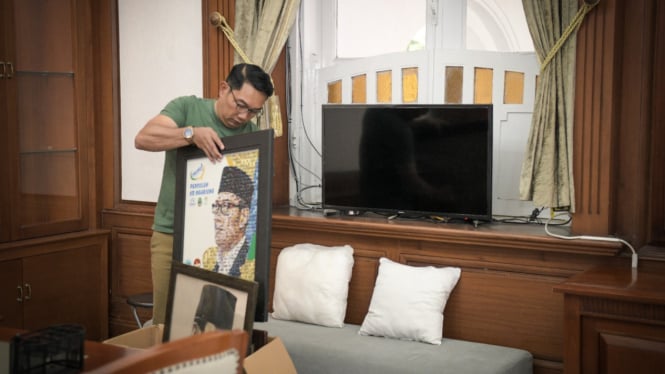 Ridwan Kamil beres-beres barang pribadi dari Gedung Pakuan