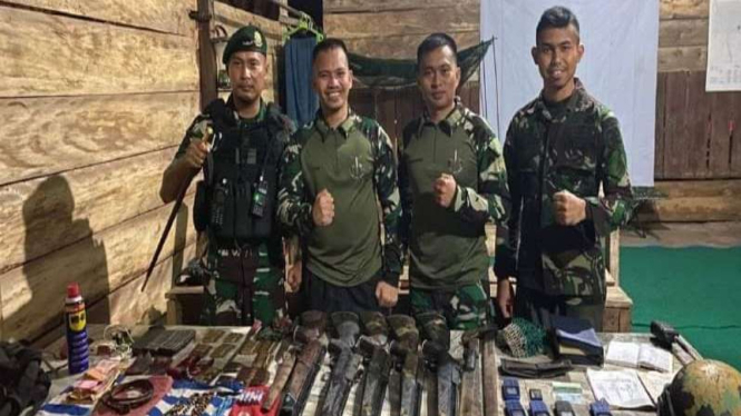 Aparat TNI mengamankan senjata api dari markas KKB.