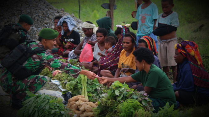 VIVA Militer: Pasukan Pandawa Kostrad TNI borong hasil bumi mama Papua.