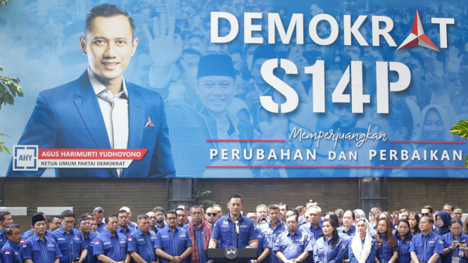 Ketum Partai Demokrat Agus Harimurti Yudhoyono (AHY) bersama jajaran partai. 