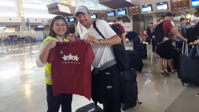 Tim Latvia bertukar merchandise di Bandara Soekarno-Hatta