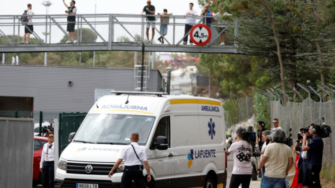 Francesco Bagnaia dibawa dengan ambulans usai kecelakaan di MotoGP Catalunya