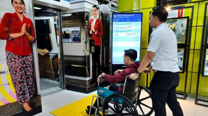 Penyandang disabilitas naik kereta api
