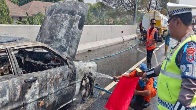 Mobil sedan terbakar di Tol Gempol Pasuruan, Jatim.