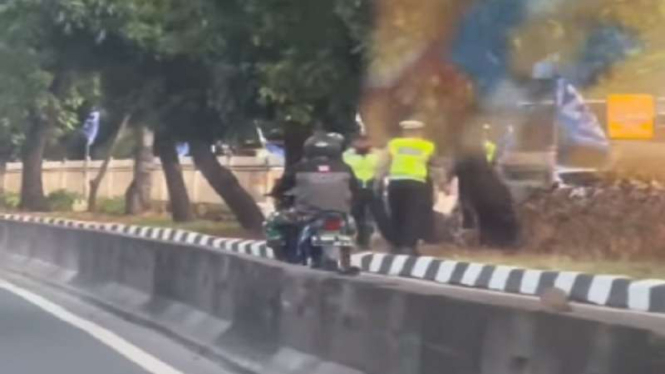 Pria berpakaian loreng TNI naik motor di jalur busway tidak disetop polisi