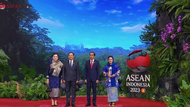 Presiden RI, Joko Widodo (Jokowi) didampingi sang istri, Iriana Jokowi menyambut para pemimpin negara ASEAN.