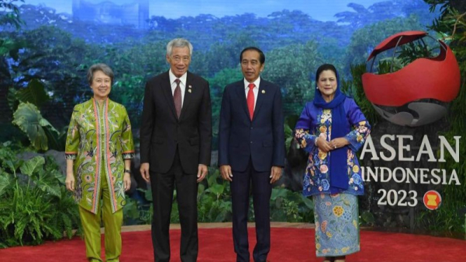 Presiden Joko Widodo (kedua kanan) didampingi Ibu Negara Iriana Joko Widodo (kanan) berfoto bersama Perdana Menteri Singapura Lee Hsien Loong (kedua kiri) dan istri Ho Ching di lokasi pembukaan KTT ke-43 ASEAN.