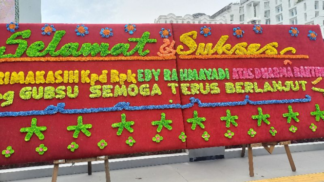Karangan bunga untuk Gubenur Sumatera Utara Edy Rahmayadi.