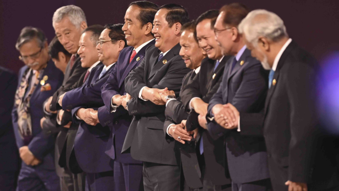 Presiden Joko Widodo (Jokowi) berfoto bersama para pemimpin ASEAN di Pembukaan KTT ASEAN ke-43.