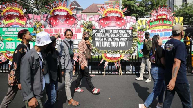 Karangan bunga ucapan kepada Ganjar Pranowo berjejer di kota Semarang