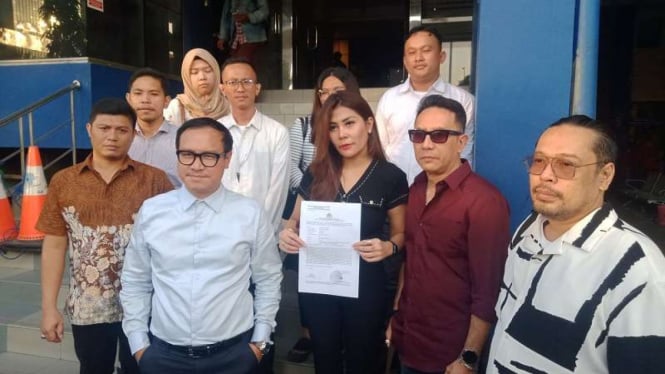 Sonny Tulung temani wanita buat laporan polisi ke Polda Metro Jaya