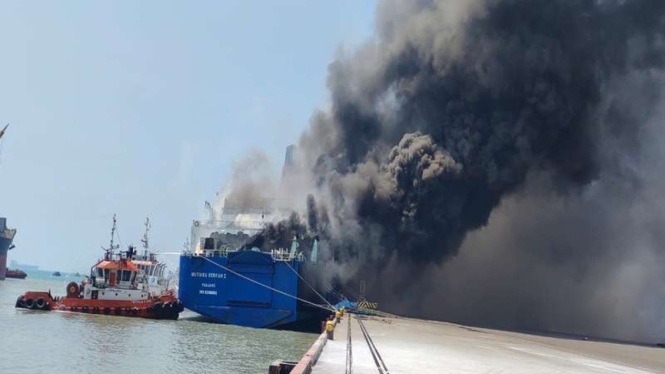 Kapal Motor Penumpang (KMP) Mutiara Berkah 1 terbakar