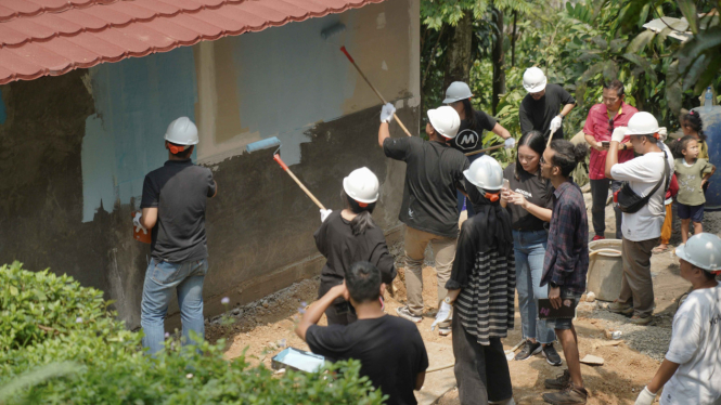 Bantuan dapur higienis untuk warga Kampung Gunung Batu Kidul.