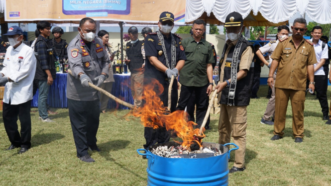 Bea Cukai musnahkan rokok dan minuman beralkohol ilegal